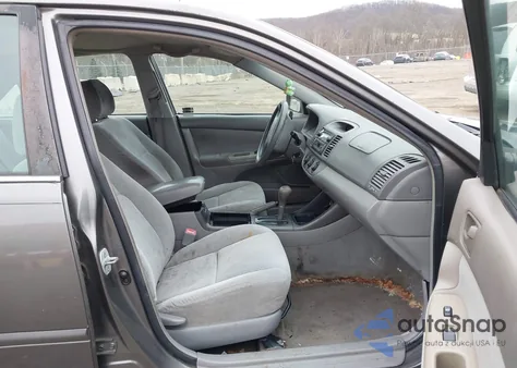 2004 Toyota Camry Le z USA, uszkodzony, nr VIN 4T1BE32K14U863071